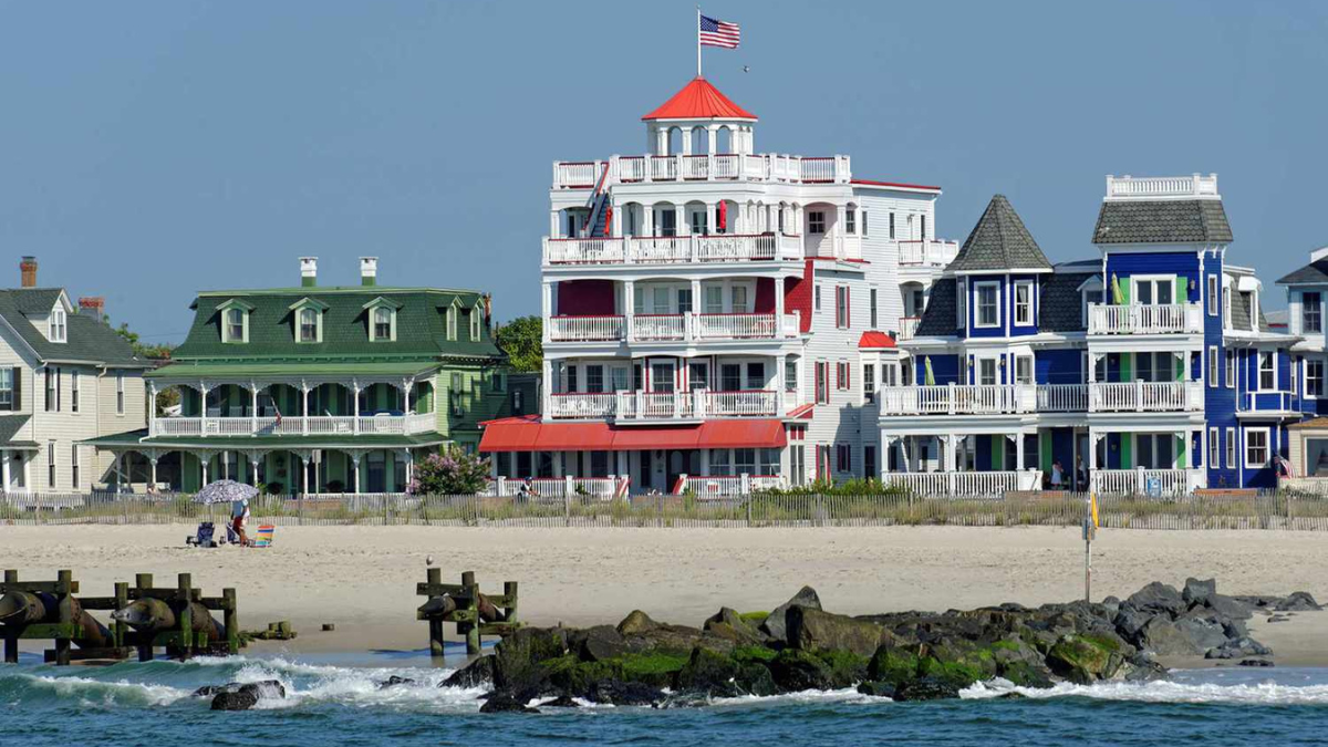 Este hermoso pueblo se destaca por su arquitectura antigua, estilo victoria, con numerosas casas y edificios de época. Este hermoso pueblo se destaca por su arquitectura antigua, estilo victoria, con numerosas casas y edificios de época.