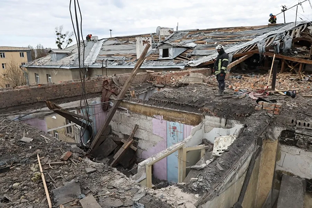 Un bombero mira un edificio destruido por un ataque ruso en Járkov