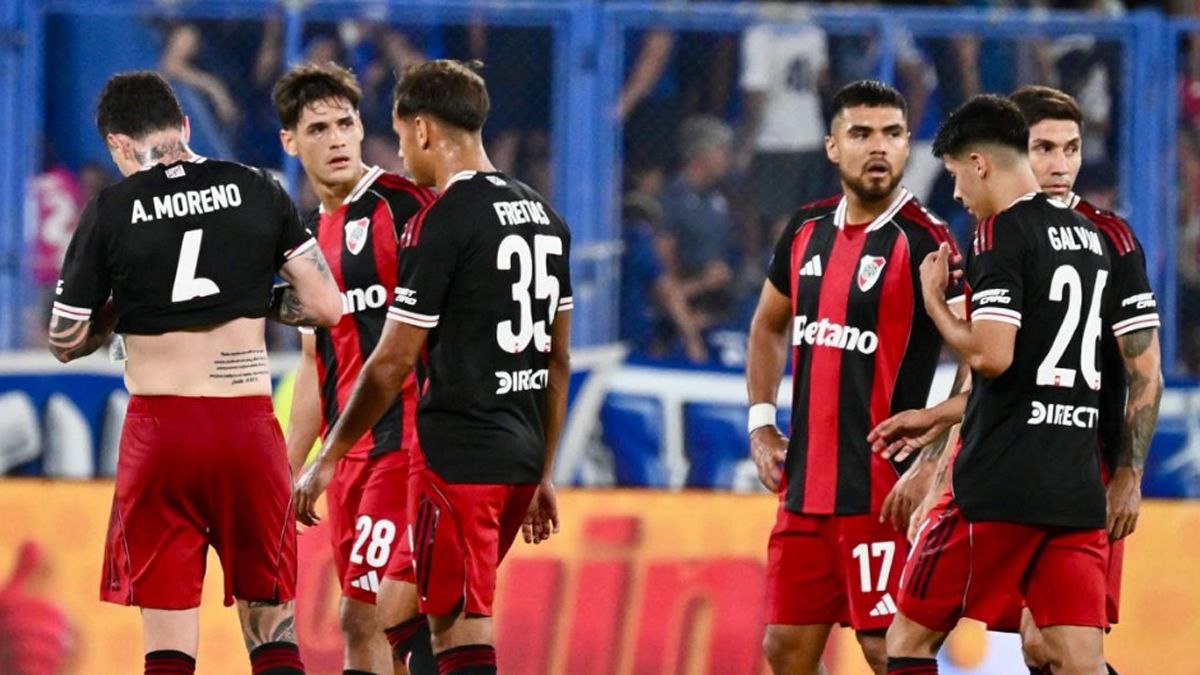 River no levanta cabeza. River no levanta cabeza.