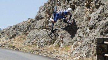 Escalofriante accidente en el Tour: ciclista se estrelló contra las rocas