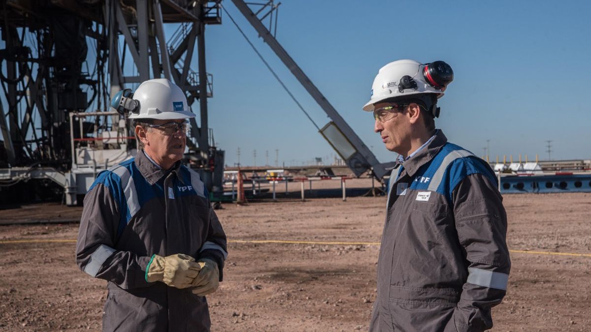 Rodolfo Suarez junto al CEO de YPF, Sergio Affronti, en Neuquén.