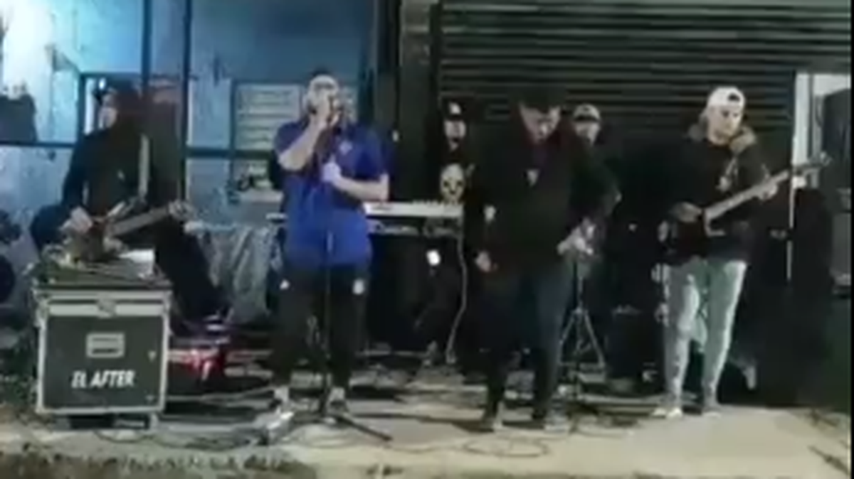 Un hombre tocaba con su banda en la calle y un vecino le disparó en la cabeza