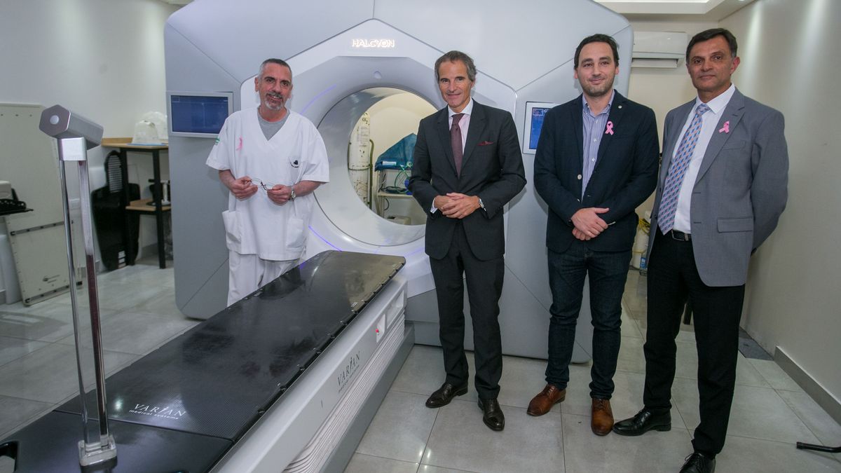 Rafael Grossi junto a profesionales y autoridades de FUESMEN.