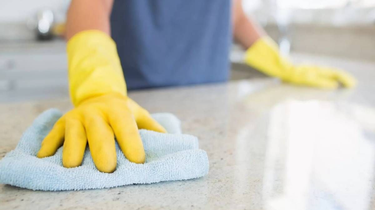 Remove stains from kitchen counters with this effective cleaning tip