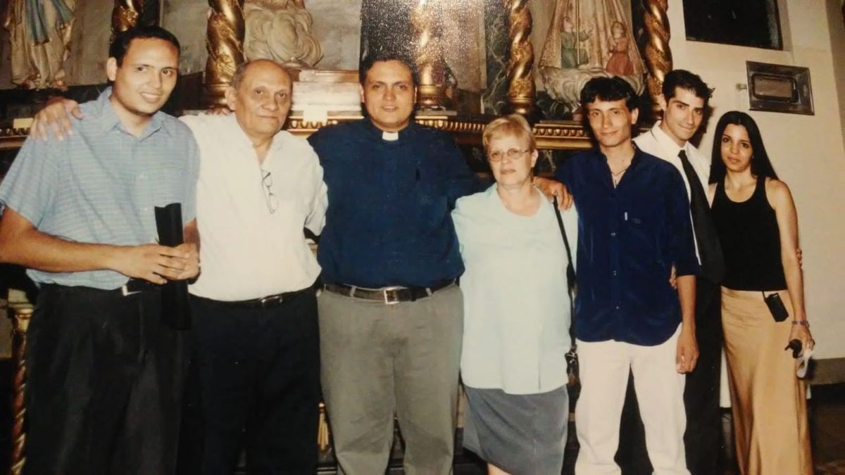 En el seminario Virgen del Rosario, junto a su familia.