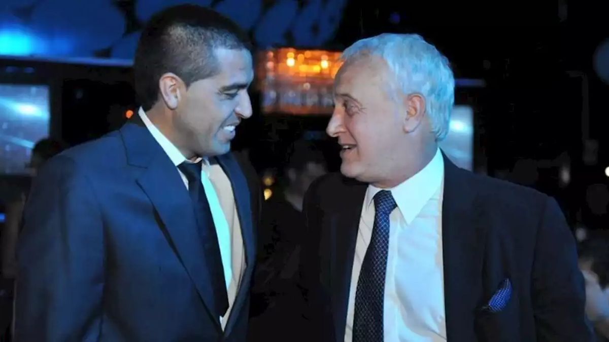 Juan Román Riquelme y el Beto Alonso, juntos durante una ceremonia.