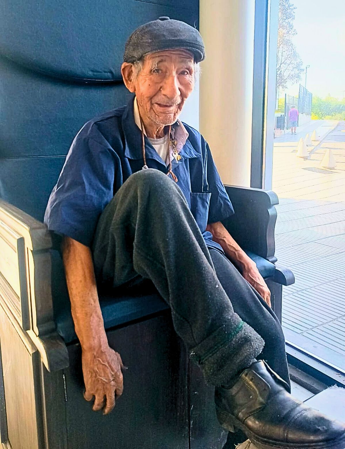 La terminal decidi&oacute; regalarle un sill&oacute;n grande y felpado para que los clientes de V&iacute;ctor se sientan c&oacute;modos.