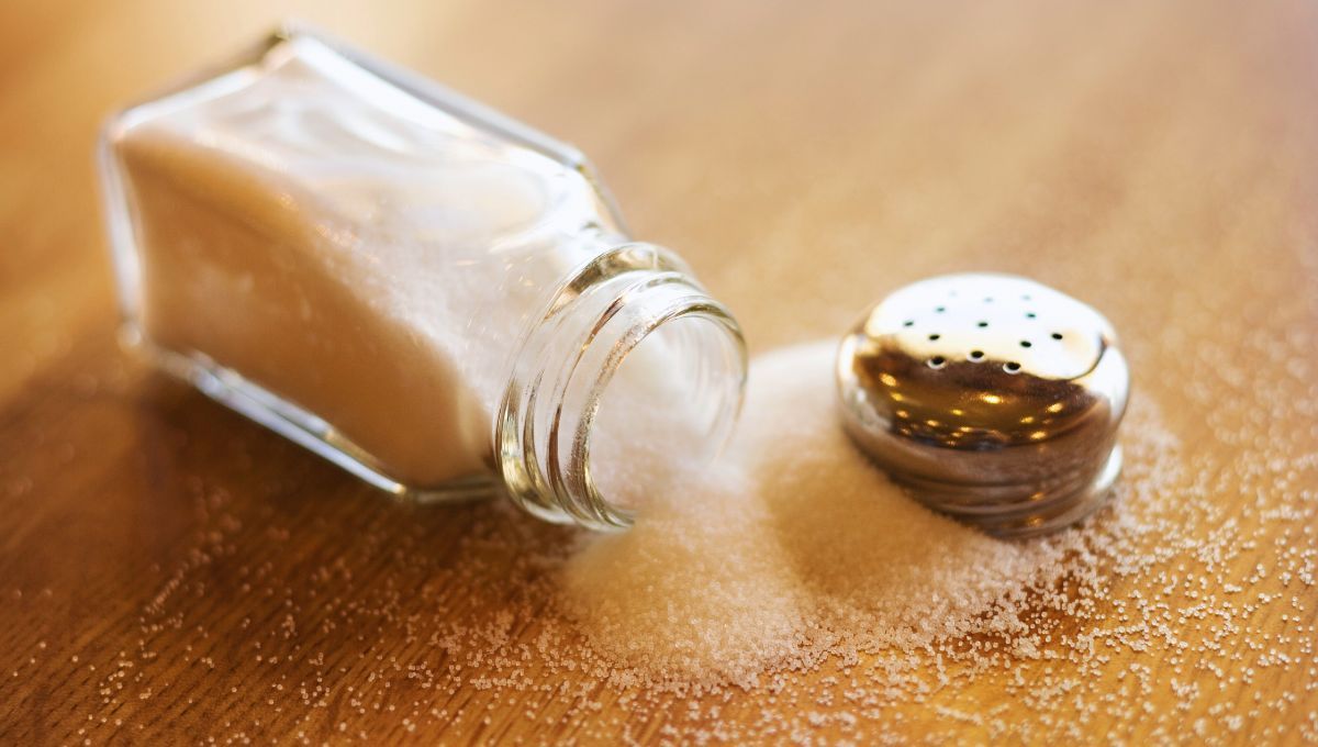 El efectivo truco casero con 1 ingrediente para que la sal no se humedezca en el salero