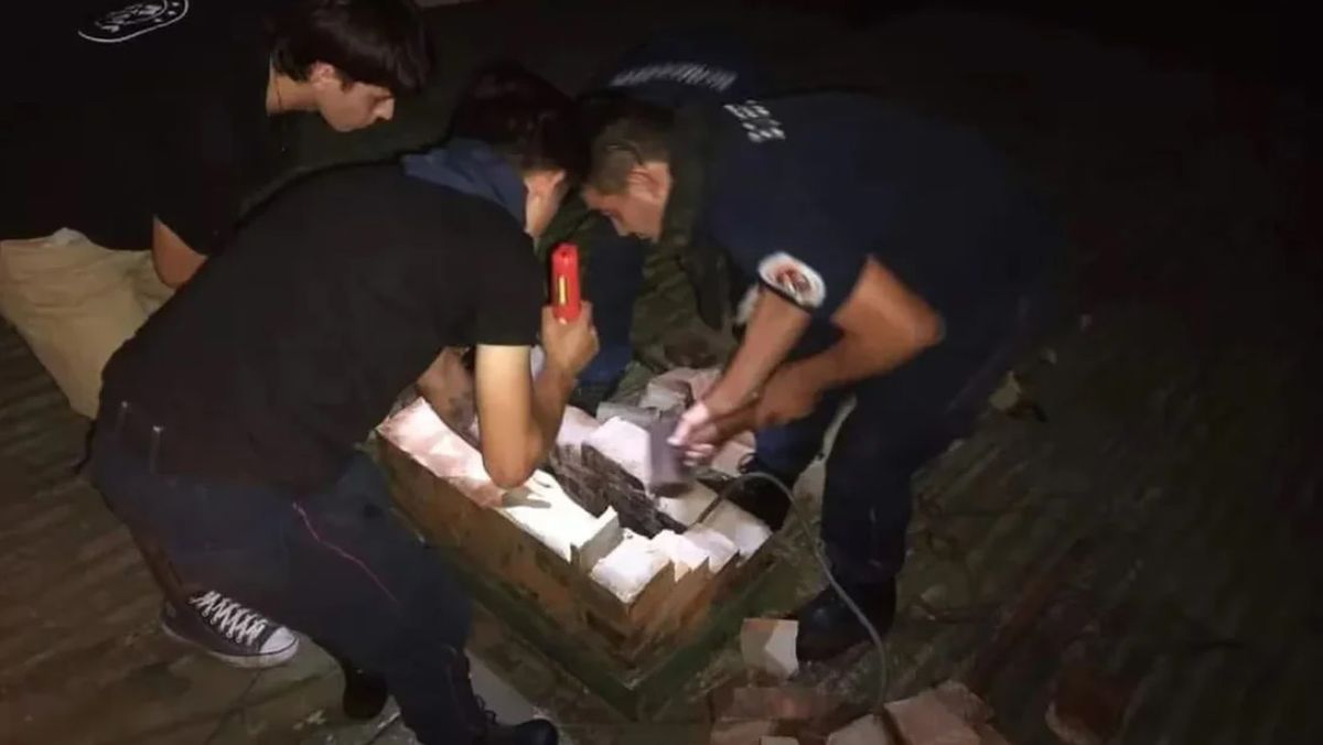 Video: entró a robar a una casa, quedó atrapado en la chimenea y fue detenido