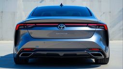 Este moderno sedán es la joya de la corona para Toyota, por lo menos en lo que se refiere a vehículos eléctricos.