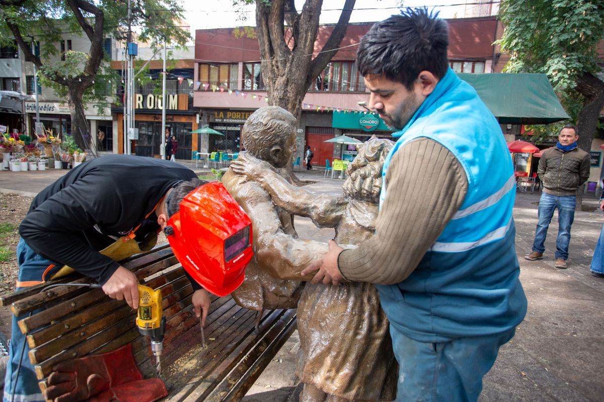 Empleados municipales instalaron las esculturas en la Alameda. Empleados municipales instalaron las esculturas en la Alameda.