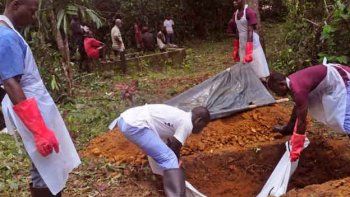 Sierra Leona pide cambiar los ritos funerarios por el mortal ébola