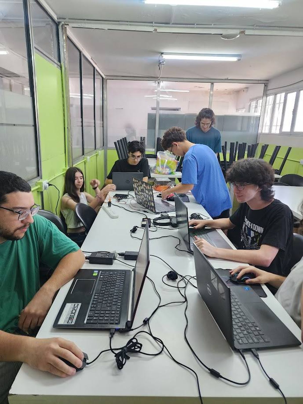 Son 25 alumnos del Colegio Tomás Alva Edison que trabajan en pleno verano. Son 25 alumnos del Colegio Tomás Alva Edison que trabajan en pleno verano.