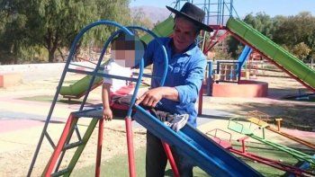 Estaban en un asado, tomó de una botella sin saber que era veneno y murió