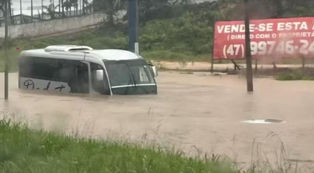 Un colectivo totalmente tapado por el agua, en la zona de Camboriú Un colectivo totalmente tapado por el agua, en la zona de Camboriú