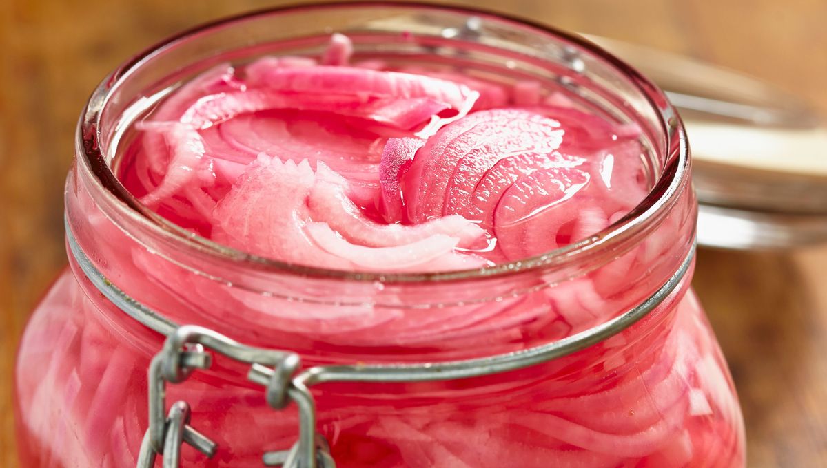 Por qué hay que mezclar vinagre y cebollas en un frasco: ¿qué significa?