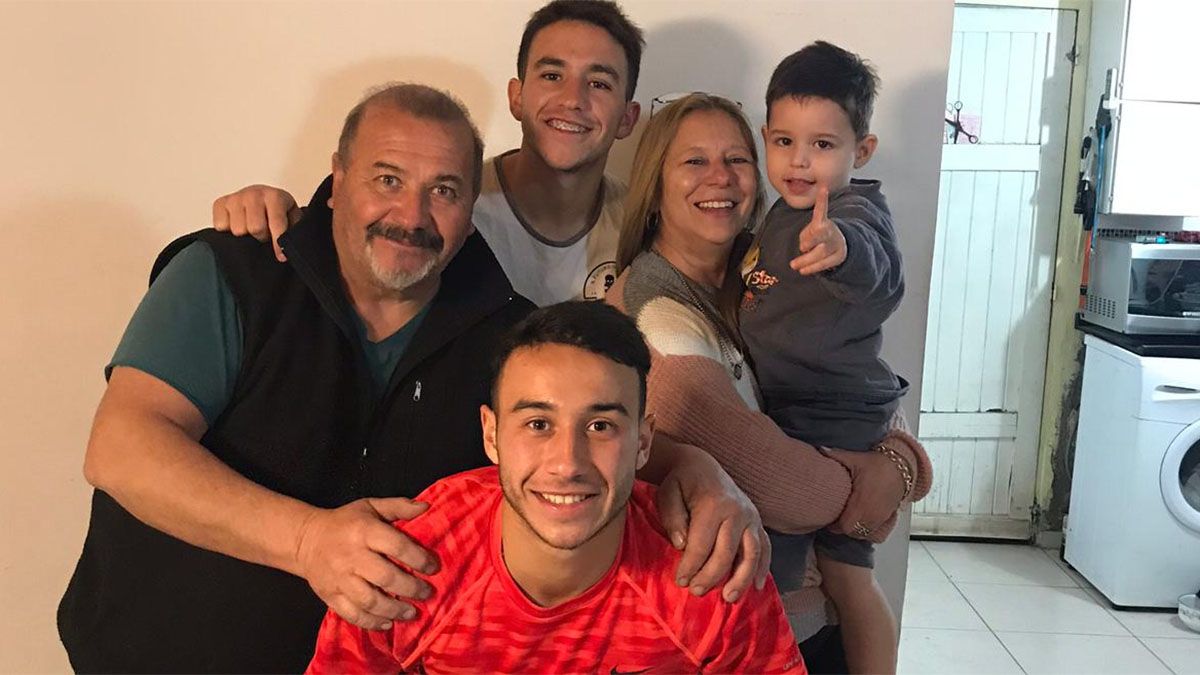 Franco Ruggeri (está arriba en la foto) posa con&nbsp; su bonita familia),