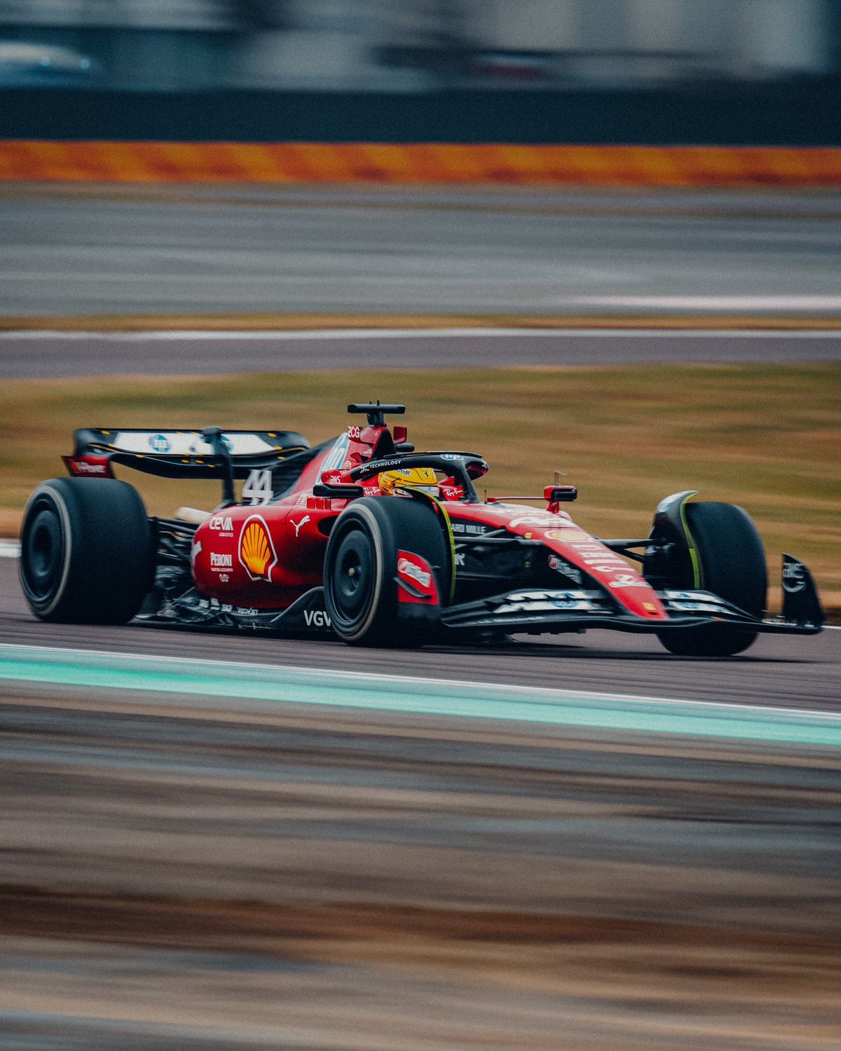 Lewis Hamilton se subió por primera vez al monoplaza de Ferrari. Lewis Hamilton se subió por primera vez al monoplaza de Ferrari.