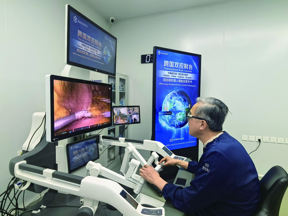 En un centro de capacitación quirúrgica de la provincia de Heilongjiang, Wang Kuan utiliza el Kangduo SR2000 para controlar de forma remota una operación realizada en abril en Cuenca, Ecuador. Para uso de CHINA DAILY.