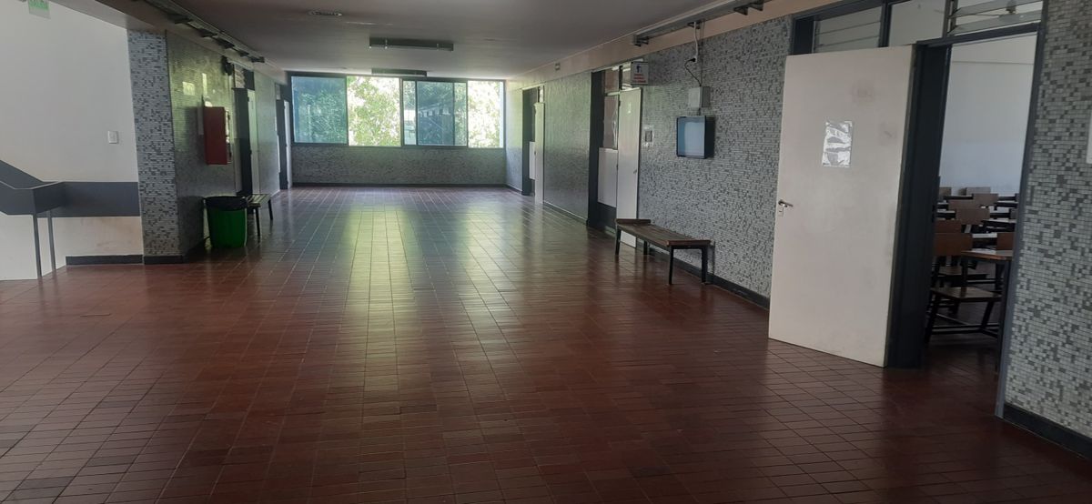 Los pasillos y las aulas de la UTN lucieron vacías este jueves debido al paro nacional de Universidades públicas.
