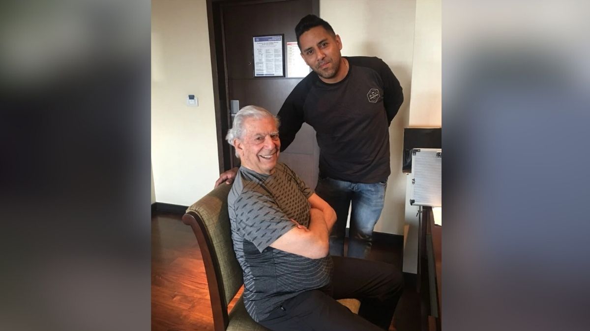 El estilista Diego Atencio y el escritor Mario Vargas Llosa en el hotel Sheraton. Es la única foto que el peluquero conserva de ese día.