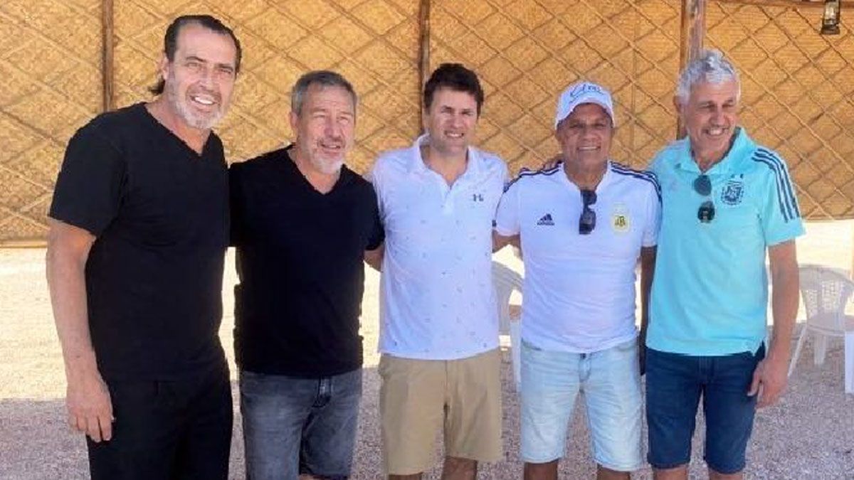 Sergio Batista en el Mundial Qatar 2022 junto a Tapia, Enrique, Giusti y el cantante Andrés Ciro