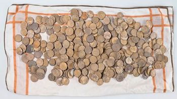 Fue en busca de cobre y encontró oro: desenterró un tesoro de 3,1 kilos y un secreto que su dueño se llevó a la tumba Fue en busca de cobre y encontró oro: desenterró un tesoro de 3,1 kilos y un secreto que su dueño se llevó a la tumba