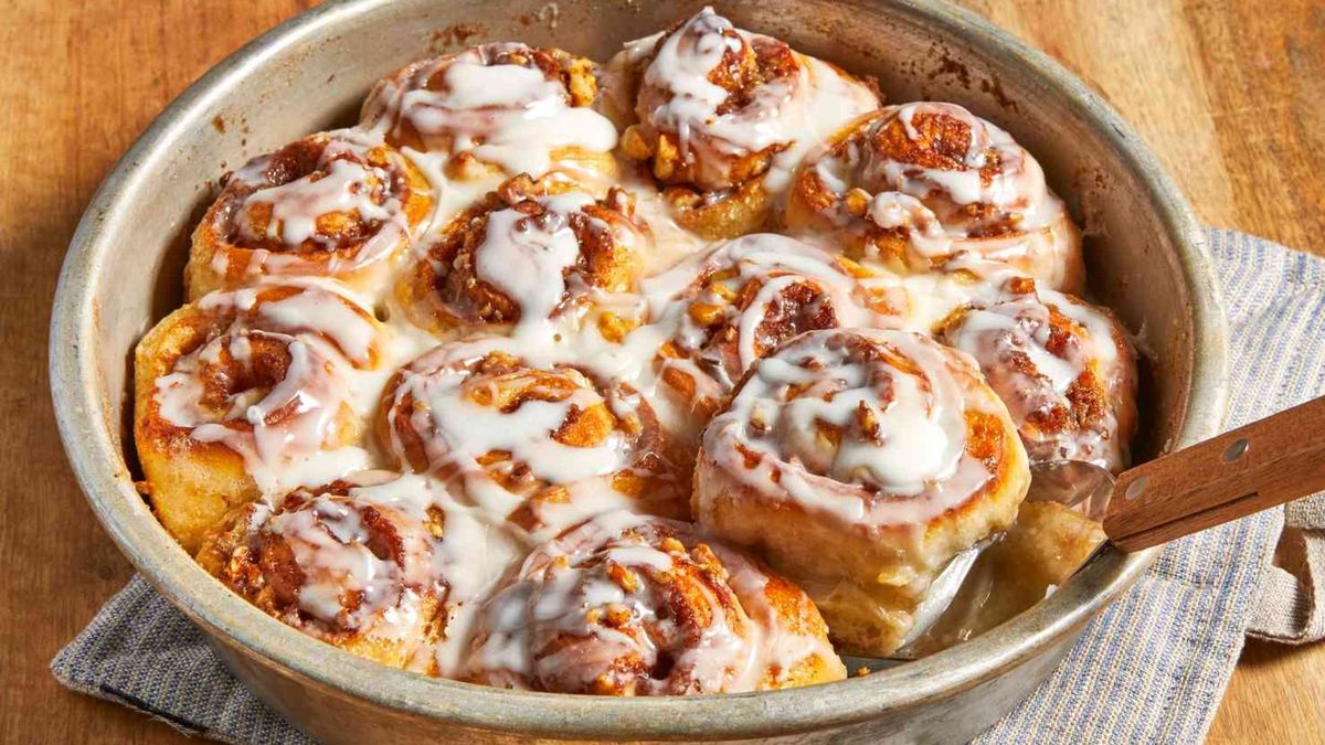 Los rolls de canela son rollos de una masa mantecosa rellena de una pasta de canela y con un frosting de queso crema. Foto: gentileza allrecipes. Los rolls de canela son rollos de una masa mantecosa rellena de una pasta de canela y con un frosting de queso crema. Foto: gentileza allrecipes.