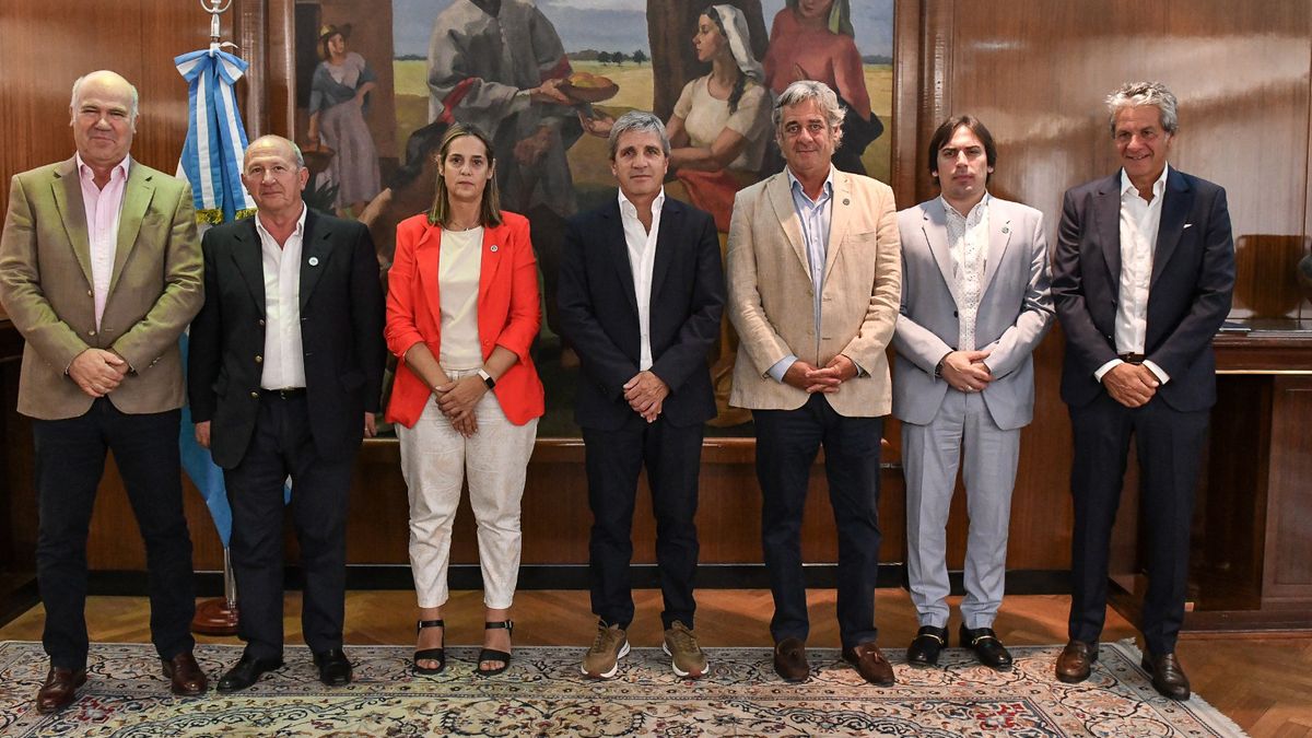 También el ministro de Economía, Luis Caputo, se reunió con los dirigentes del campo. También el ministro de Economía, Luis Caputo, se reunió con los dirigentes del campo.