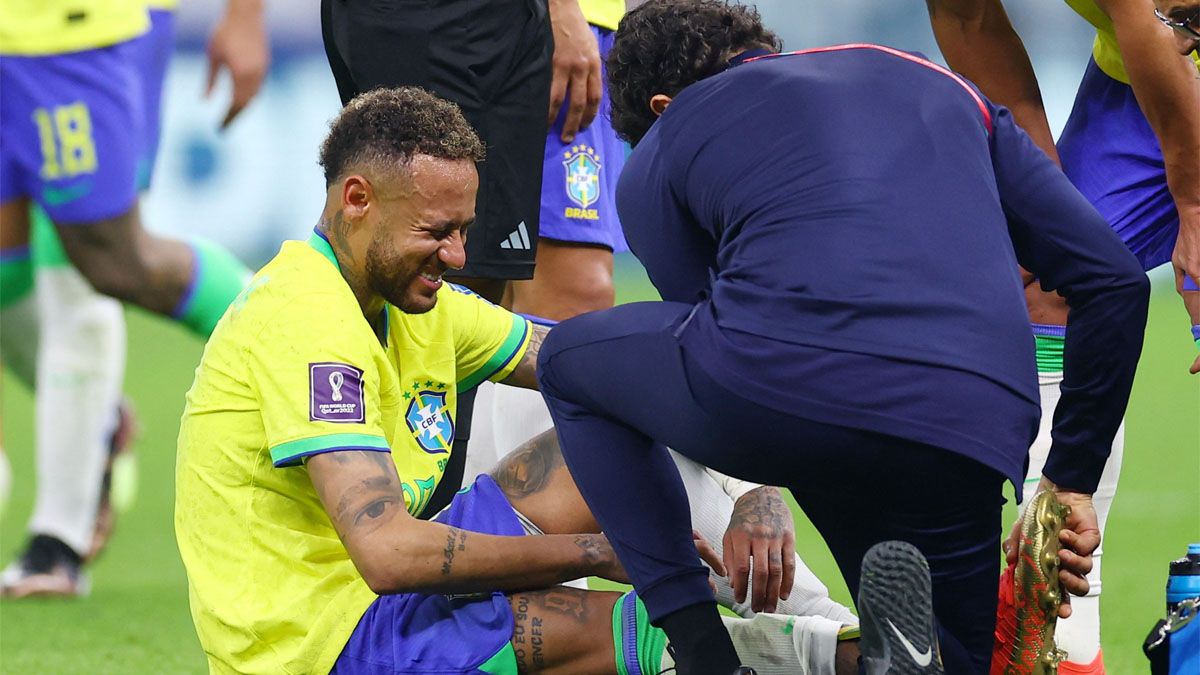 Neymar se lesionó y preocupa a Brasil.