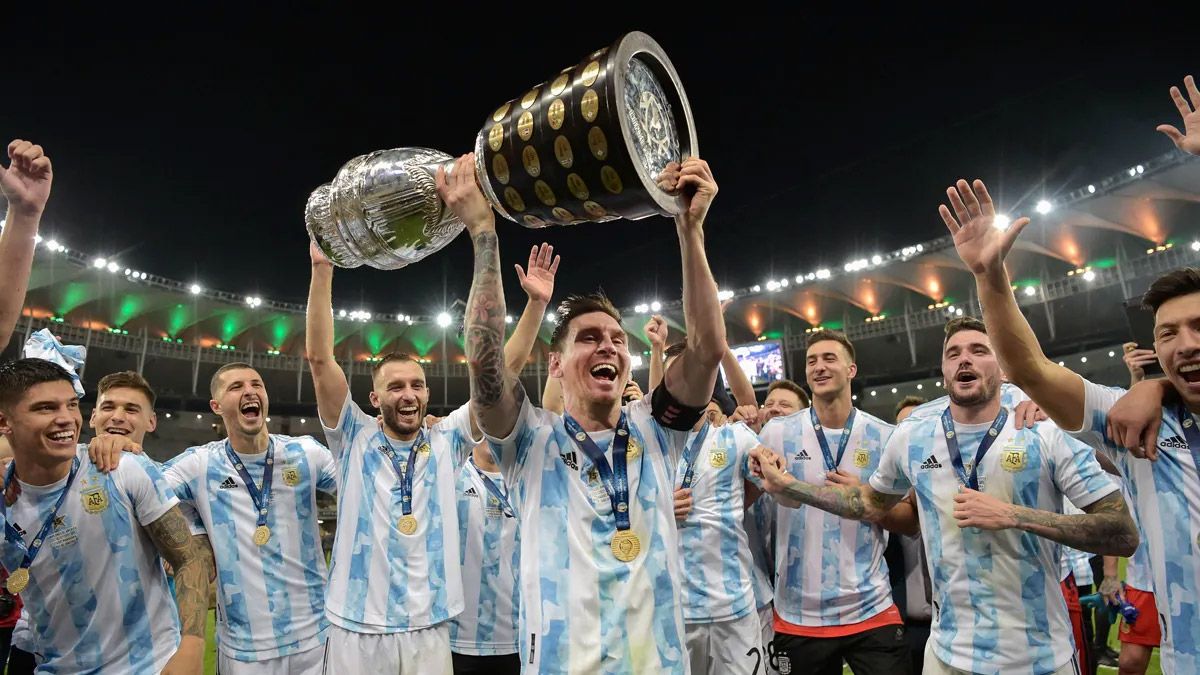 Lionel Messi y los demás jugadores de la Selección argentina, celebran la conquista de la Copa América 2021.