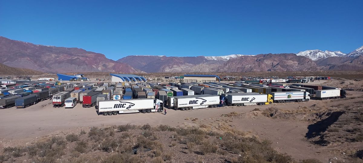 Colmado de transporte de carga, con su capacidad al 100% se mostraba este martes el ACI de Uspallata. Hay allí 550 camiones estacionados. Colmado de transporte de carga, con su capacidad al 100% se mostraba este martes el ACI de Uspallata. Hay allí 550 camiones estacionados.