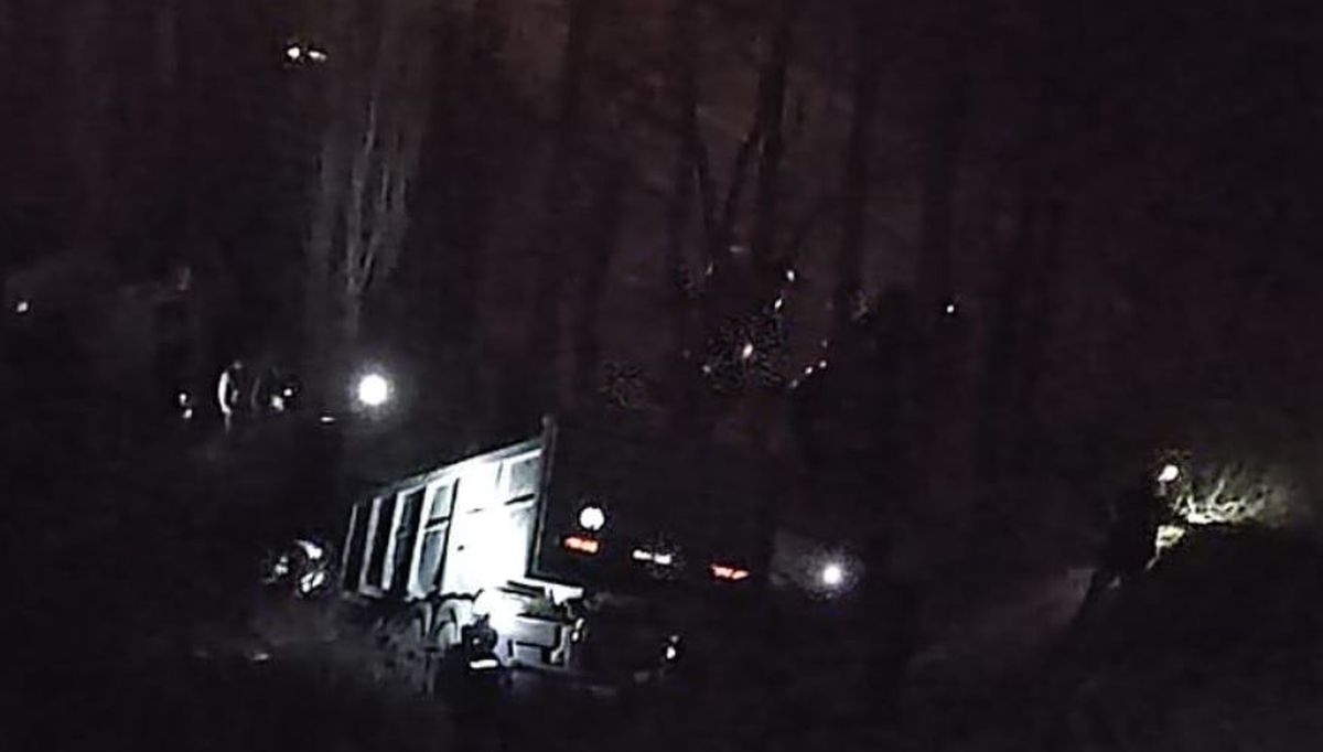 Primeras imágenes del camión volcado.