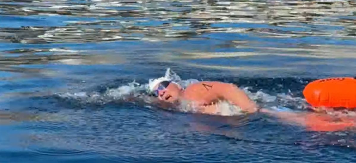 Oriozabala logró un récord al cruzar el Nahuel Huapi sin traje de neopreno y en 1 hora, 59 minutos y 37 segundos. Oriozabala logró un récord al cruzar el Nahuel Huapi sin traje de neopreno y en 1 hora, 59 minutos y 37 segundos.