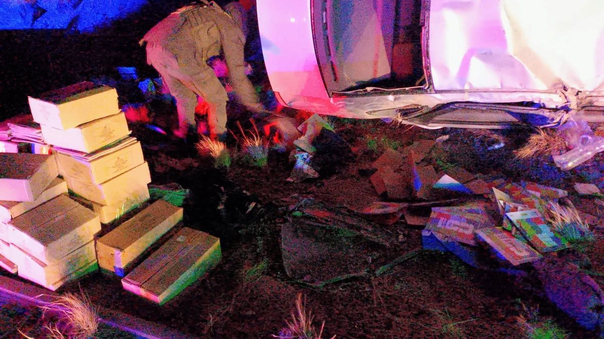 Huyó de Gendarmería, volcó en la Ruta 7 y cayó con un insólito botín mundialista.