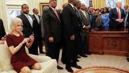Asesora de Donald Trump acusada de irrespetuosa por estas fotos