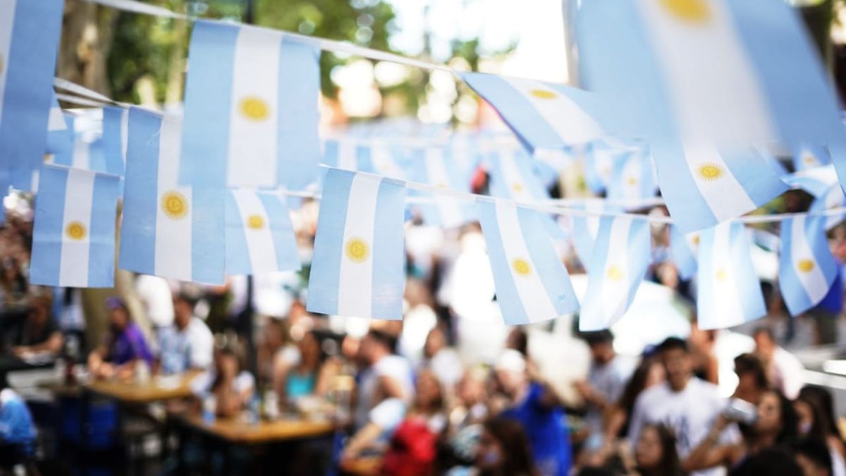Los fanáticos mendocinos no escatimaron en banderas celestes y blancas para ver el partido entre Argentina y Polonia en el Mundial Qatar 2022