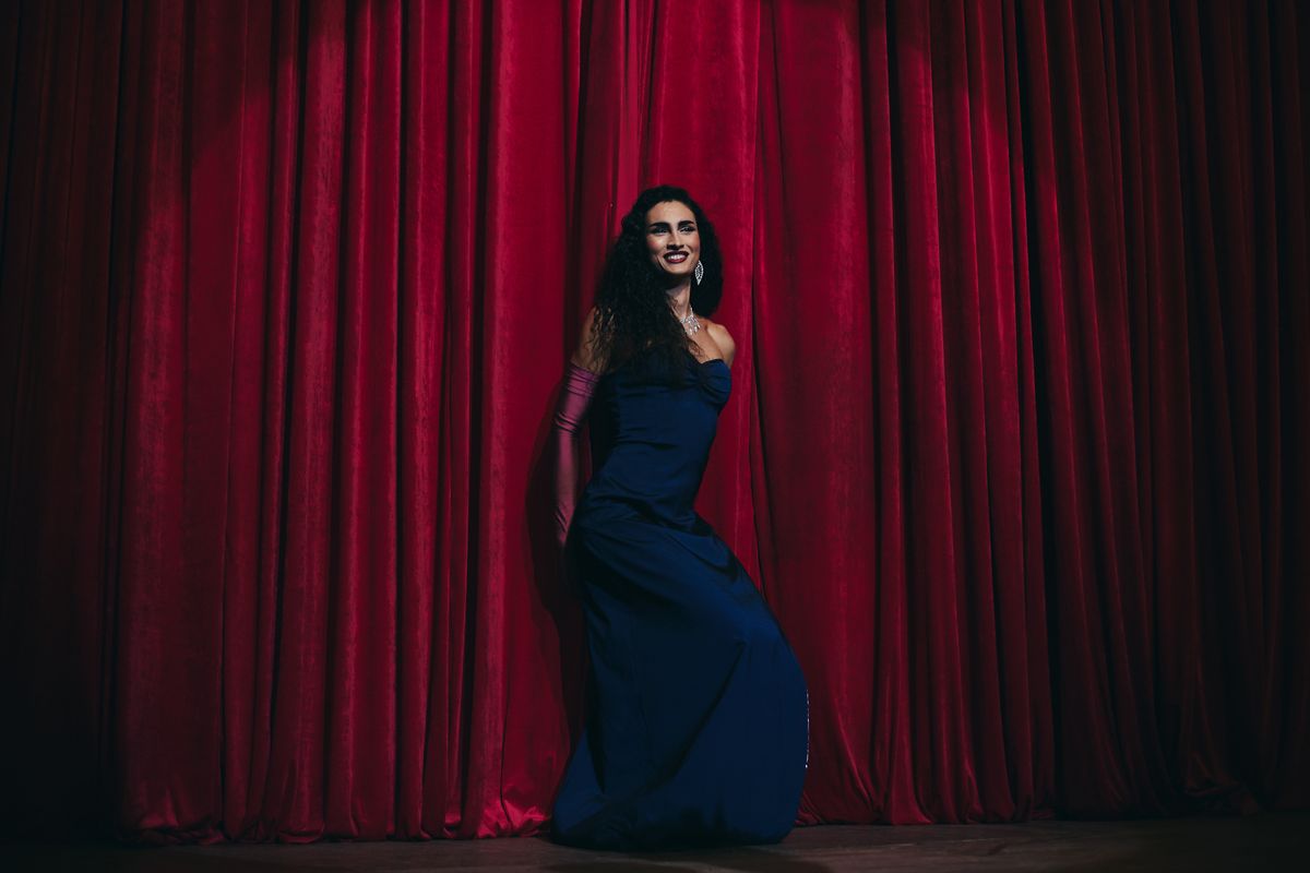 Una de las icónicas imágenes en las que la actriz Mina Serrano representa a Cris Miró Una de las icónicas imágenes en las que la actriz Mina Serrano representa a Cris Miró