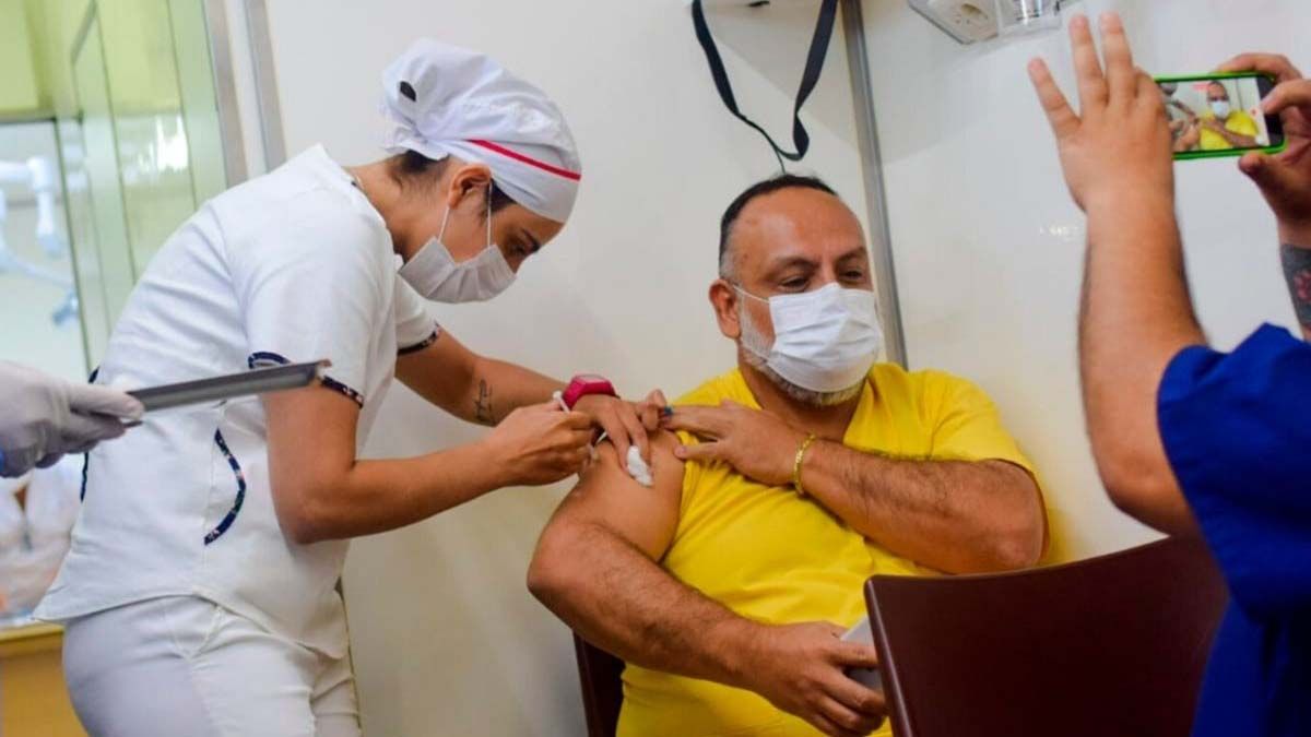 Fernández recibe la Sputnik-V.