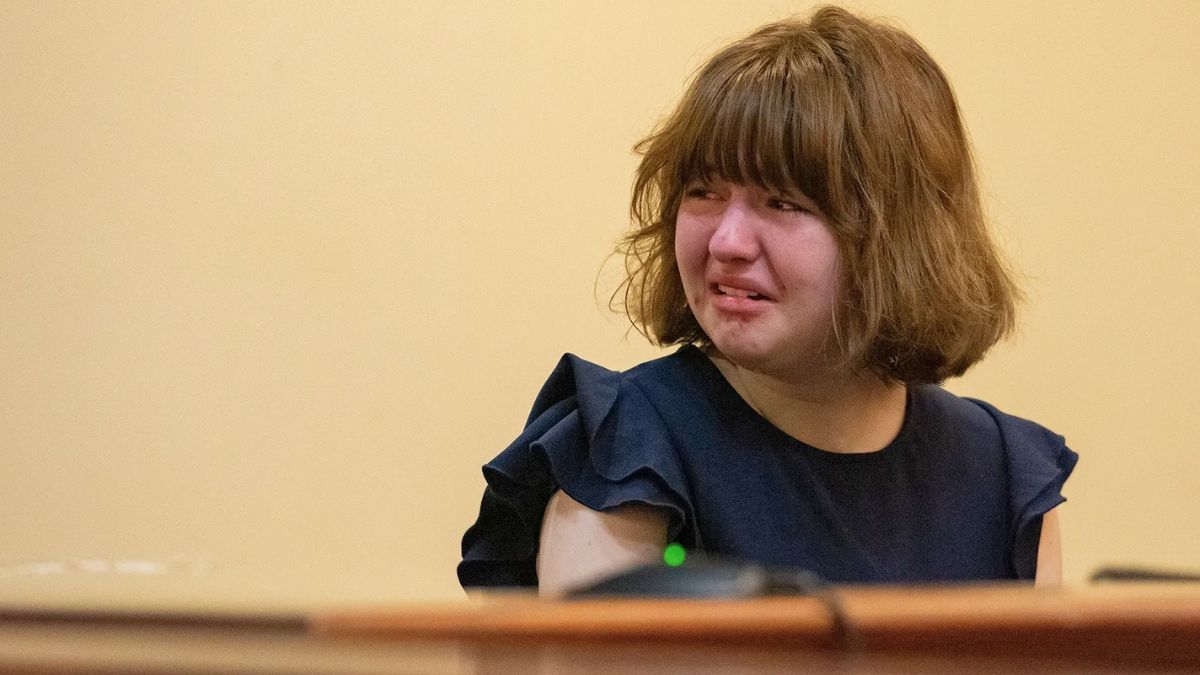 La adolescente al momento de ser condenada por el crimen.