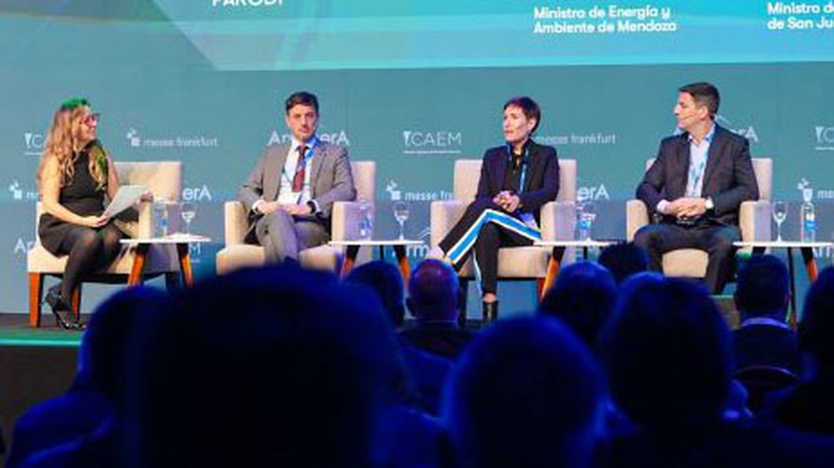 Jimena Latorre (tercera en la foto) expuso en el encuentro internacional de minería.