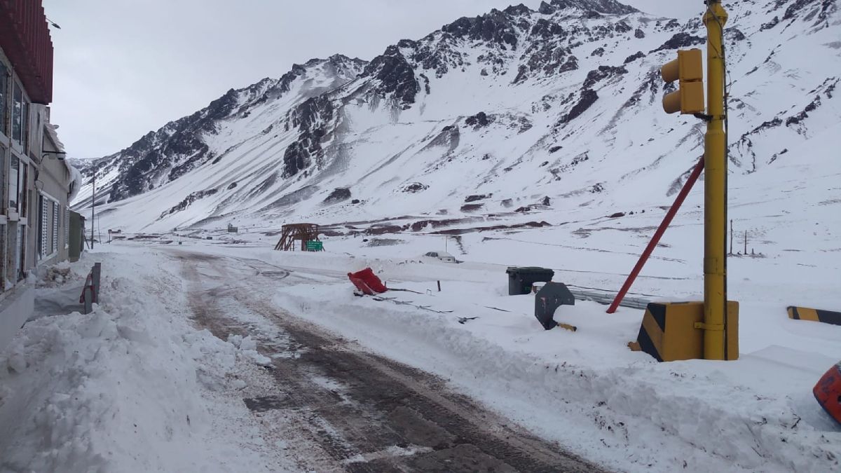 La Villa Las Cuevas, donde estaban trabajando las máquinas de la Dirección Nacional de Vialidad (DNV) para despejar hasta la boca del túnel internacional.