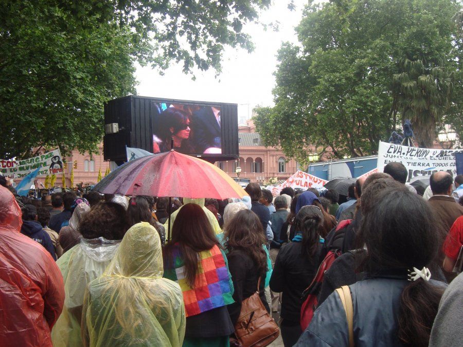 Mucha gente se acercó a Plaza de Mayo a despedir a Néstor Kirchner