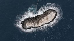 Un hallazgo fortuito en la Antártida reveló una isla desconocida en medio del mar