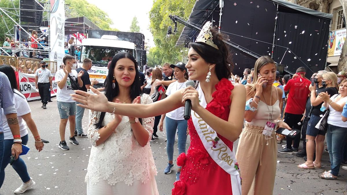 La intendenta de Santa Rosa, Flor Destéfanis, acompañó a Natasha en su caminata durante el Carrusel.