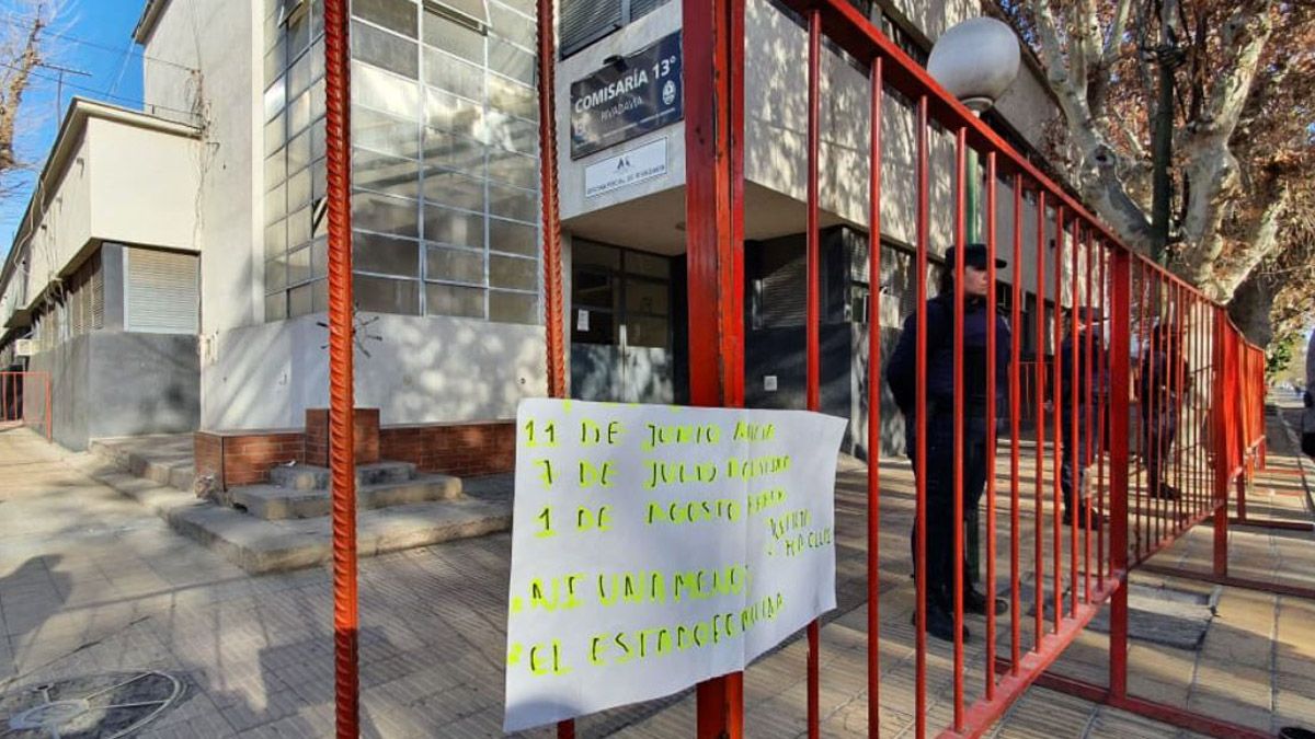 Comisaría vallada, fuerte custodia y carteles pidiendo justicia por Karen. No hubo incidentes.