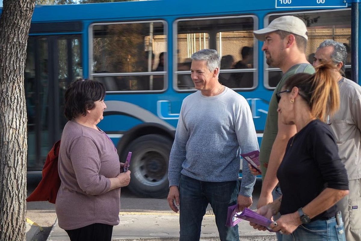 Alejandro Molero con parte de su equipo recorriendo las calles del departamento de General Alvear.