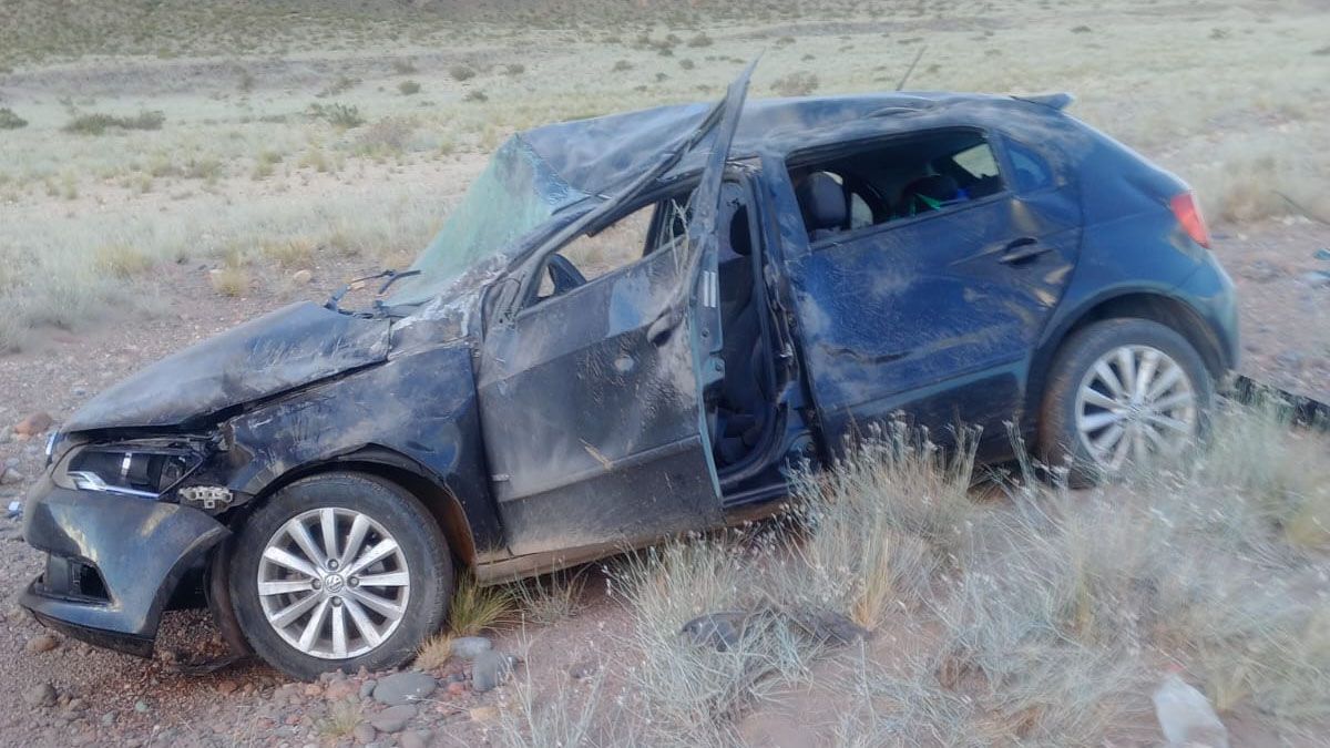 Dos hombres y una mujer sufrieron heridas leves por el accidente en alta montaña y fueron asistidos en el Hospital de Uspallata. El conductor del otro auto escapó. Dos hombres y una mujer sufrieron heridas leves por el accidente en alta montaña y fueron asistidos en el Hospital de Uspallata. El conductor del otro auto escapó.