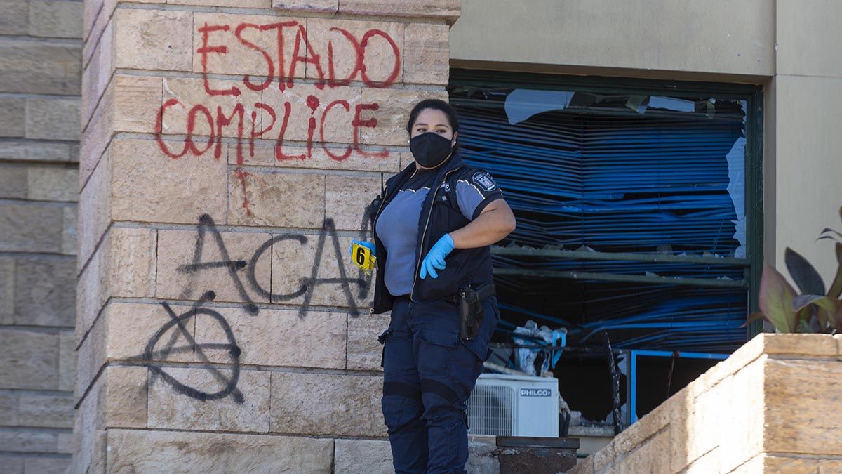Marcas del ideario anarquista en las sedes de los tres poderes del Estado mendocino, tras el ataque del 18 de diciembre.