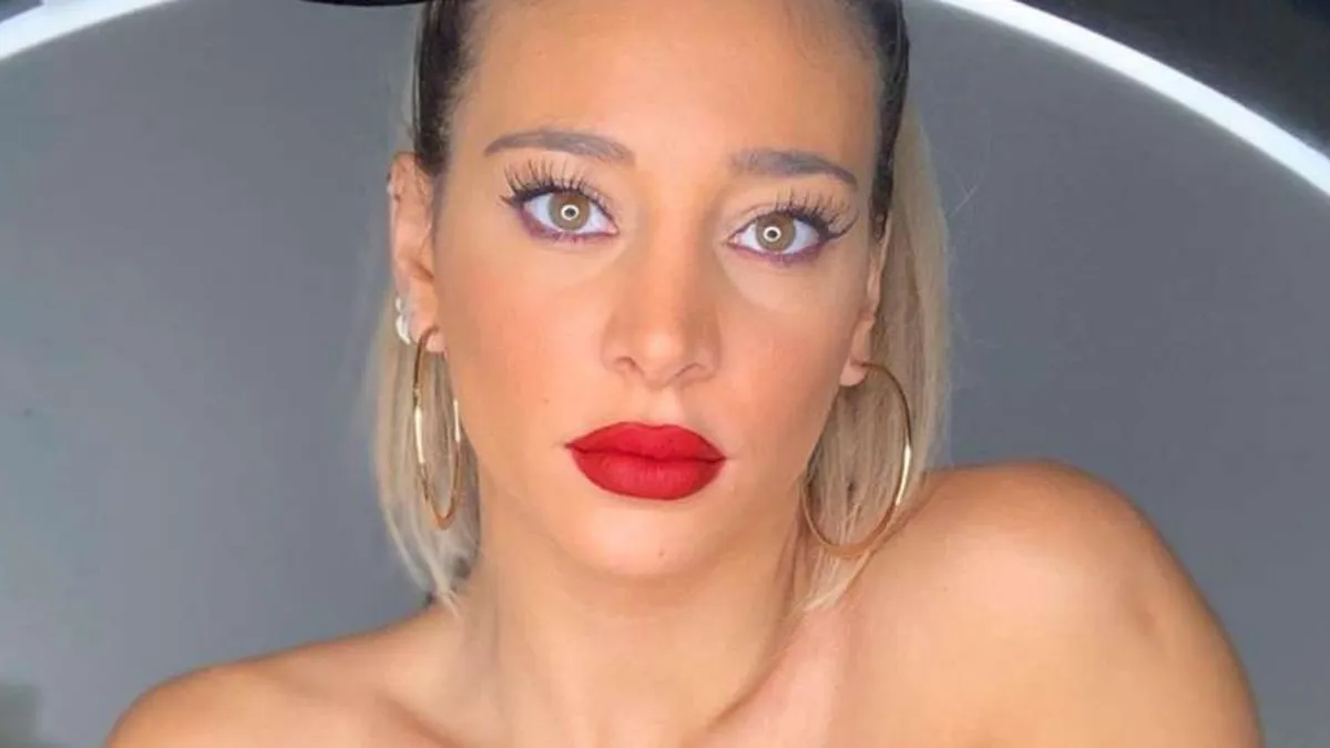 Sol Pérez se suma al estilo Gossip Girl y paraliza el look preppy: mini al ras y más